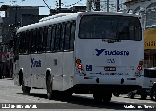 Viação Sudeste 133 na cidade de Marataízes, Espírito Santo, Brasil, por Guilherme Neves. Número da foto: #13114236.