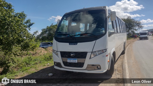 Ônibus Particulares 256 na cidade de Caruaru, Pernambuco, Brasil, por Leon Oliver. Número da foto: #13117785.