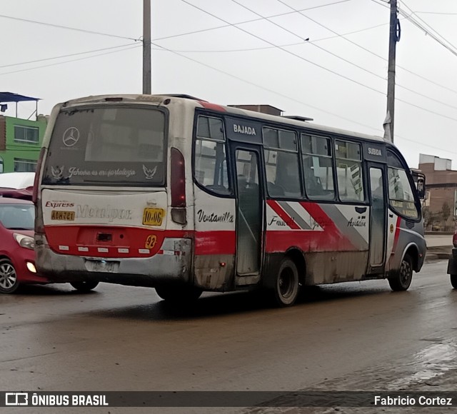 Holding Express 92 na cidade de Villa El Salvador, Lima, Lima Metropolitana, Peru, por Fabricio Cortez. Número da foto: #13204890.