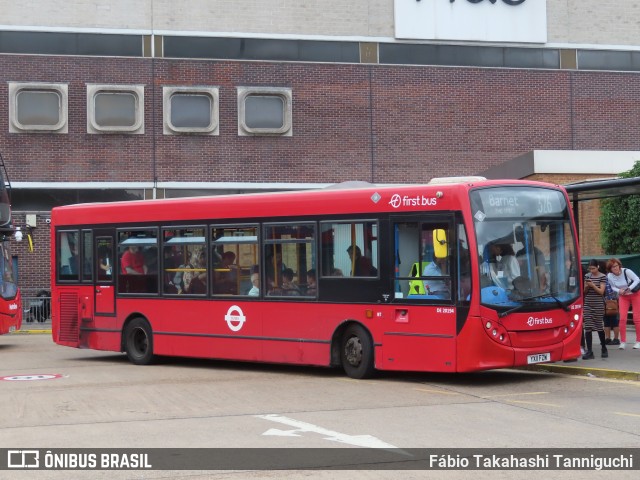 First Bus DE20194 na cidade de Barnet, Hertfordshire, Inglaterra, por Fábio Takahashi Tanniguchi. Número da foto: #13208756.