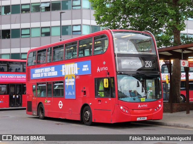 Arriva T132 na cidade de Croydon, Greater London, Inglaterra, por Fábio Takahashi Tanniguchi. Número da foto: #13211139.