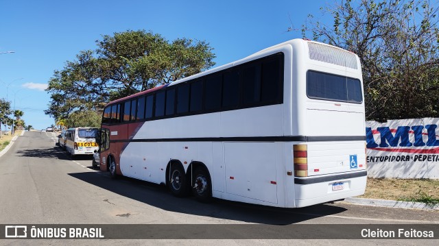 Ônibus Particulares 8534 na cidade de Trindade, Goiás, Brasil, por Cleiton Feitosa. Número da foto: #13213792.