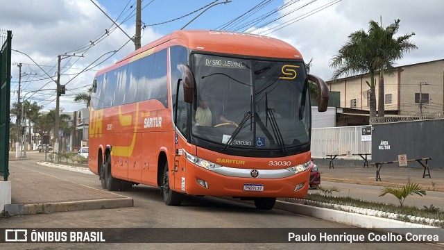 Saritur - Santa Rita Transporte Urbano e Rodoviário 33030 na cidade de Capelinha, Minas Gerais, Brasil, por Paulo Henrique Coelho Correa. Número da foto: #13218505.