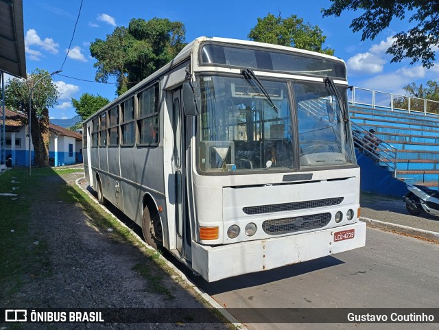Ônibus Particulares LCD4239 na cidade de Duque de Caxias, Rio de Janeiro, Brasil, por Gustavo Coutinho. Número da foto: #13218332.