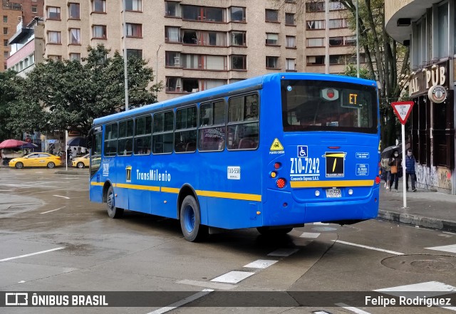Consorcio Express S.A.S. - Transmilenio Z10-7242 na cidade de Bogotá, Colômbia, por Felipe Rodriguez. Número da foto: #13222028.
