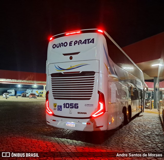 Viação Ouro e Prata 1056 na cidade de Pariquera-Açu, São Paulo, Brasil, por Andre Santos de Moraes. Número da foto: #13222139.