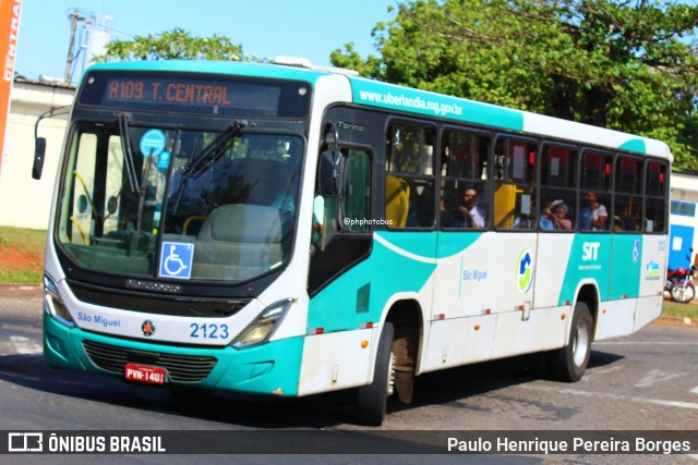 Transporte Urbano São Miguel 2123 na cidade de Uberlândia, Minas Gerais, Brasil, por Paulo Henrique Pereira Borges. Número da foto: #13225749.