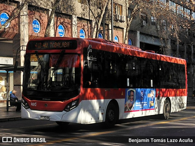 Redbus Urbano PFYC36 na cidade de Providencia, Santiago, Metropolitana de Santiago, Chile, por Benjamín Tomás Lazo Acuña. Número da foto: #13227643.