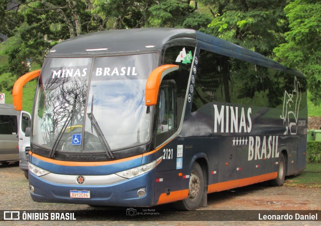 Minas Brasil Transportes e Turismo 2121 na cidade de Tiradentes, Minas Gerais, Brasil, por Leonardo Daniel. Número da foto: #13227268.