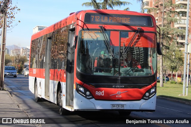 Buses Omega 6113 na cidade de Las Condes, Santiago, Metropolitana de Santiago, Chile, por Benjamín Tomás Lazo Acuña. Número da foto: #13227667.
