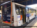 Viação Raposo Tavares Cotia 2252 na cidade de Cotia, São Paulo, Brasil, por Ítalo Silva. Número da foto: #:id.