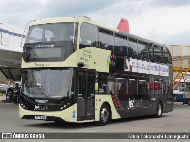 Reading Buses 253 na cidade de Weybridge, Surrey, Inglaterra, por Fábio Takahashi Tanniguchi. Número da foto: #13186057.