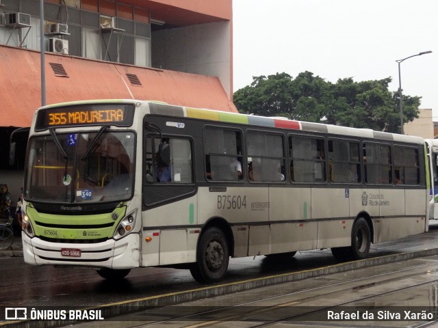 Viação Madureira Candelária B75604 na cidade de Rio de Janeiro, Rio de Janeiro, Brasil, por Rafael da Silva Xarão. Número da foto: #13185146.