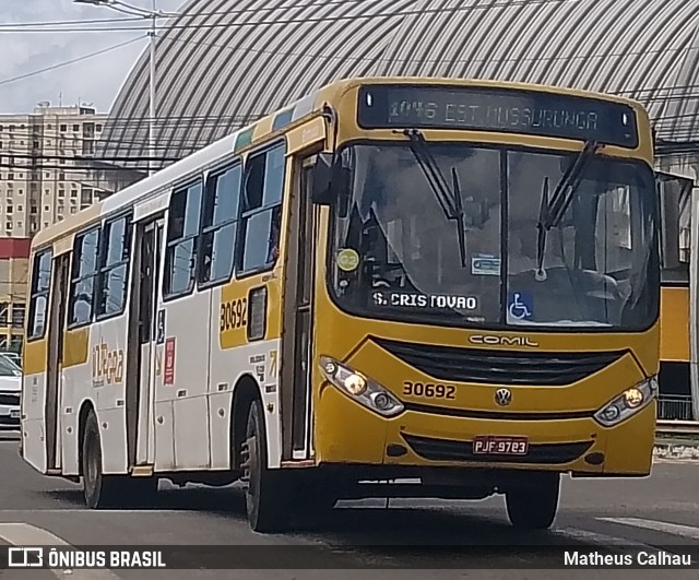 Plataforma Transportes 30692 na cidade de Salvador, Bahia, Brasil, por Matheus Calhau. Número da foto: #13186412.
