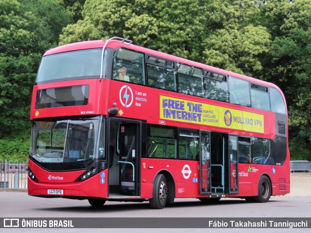 First Bus BCE47065 na cidade de Weybridge, Surrey, Inglaterra, por Fábio Takahashi Tanniguchi. Número da foto: #13186044.