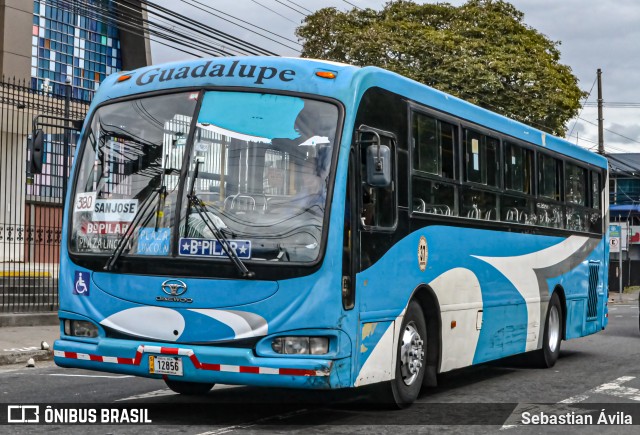 Buses Guadalupe 37 na cidade de Guadalupe, Goicoechea, San José, Costa Rica, por Sebastian Ávila. Número da foto: #13234965.
