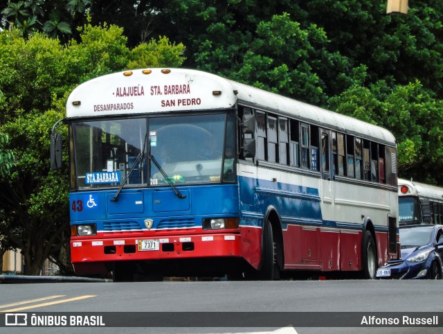 Alpizar 43 na cidade de Santa Bárbara, Santa Bárbara, Heredia, Costa Rica, por Alfonso Russell. Número da foto: #13240604.