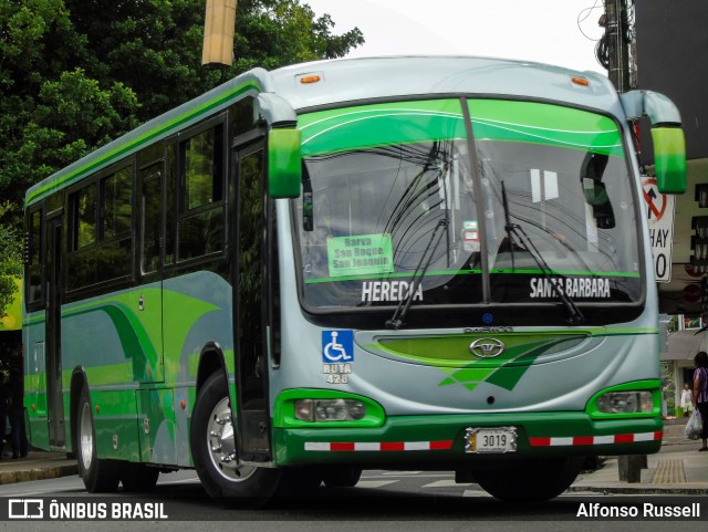 Autotransportes Santa Bárbara 17 na cidade de Santa Bárbara, Santa Bárbara, Heredia, Costa Rica, por Alfonso Russell. Número da foto: #13240626.