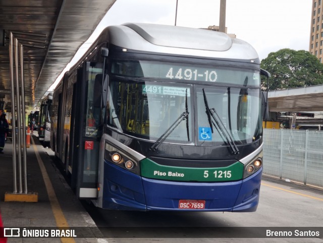 Via Sudeste Transportes S.A. 5 1215 na cidade de São Paulo, São Paulo, Brasil, por Brenno Santos. Número da foto: #13241336.