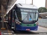 Via Sudeste Transportes S.A. 5 1215 na cidade de São Paulo, São Paulo, Brasil, por Brenno Santos. Número da foto: #13241336.