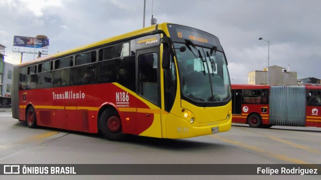 Consorcio Express S.A.S. - Transmilenio N186 na cidade de Bogotá, Colômbia, por Felipe Rodriguez. Número da foto: #13244823.
