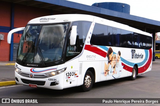 Expresso Vitória de Transportes 13031 na cidade de Porto Alegre, Rio Grande do Sul, Brasil, por Paulo Henrique Pereira Borges. Número da foto: #13249013.