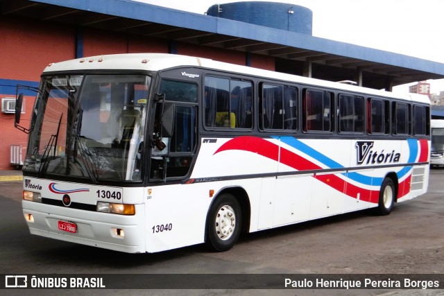 Expresso Vitória de Transportes 13040 na cidade de Porto Alegre, Rio Grande do Sul, Brasil, por Paulo Henrique Pereira Borges. Número da foto: #13188092.