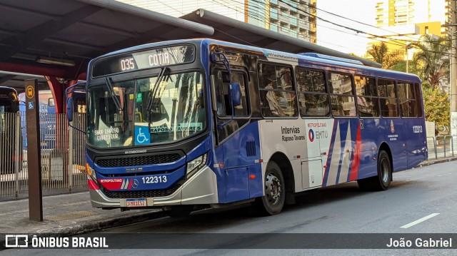Auto Viação Bragança Metropolitana > Viação Raposo Tavares 12.2313 na cidade de São Paulo, São Paulo, Brasil, por João Gabriel. Número da foto: #13187364.