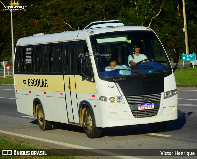Escolares 452 na cidade de Petrópolis, Rio de Janeiro, Brasil, por Victor Henrique. Número da foto: #13262698.