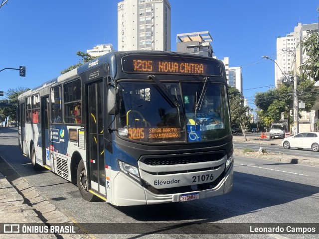 SM Transportes 21076 na cidade de Belo Horizonte, Minas Gerais, Brasil, por Leonardo Campos. Número da foto: #13190042.