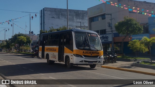 Auto Escola NSG 920 na cidade de Santa Cruz do Capibaribe, Pernambuco, Brasil, por Leon Oliver. Número da foto: #13193957.