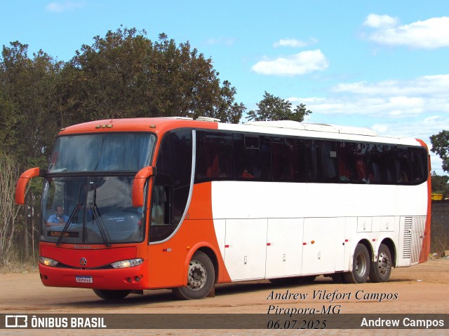 Ônibus Particulares 8A48 na cidade de Pirapora, Minas Gerais, Brasil, por Andrew Campos. Número da foto: #13195436.