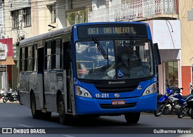 Viação Flecha Branca 15-251 na cidade de Cachoeiro de Itapemirim, Espírito Santo, Brasil, por Guilherme Neves. Número da foto: #13195055.