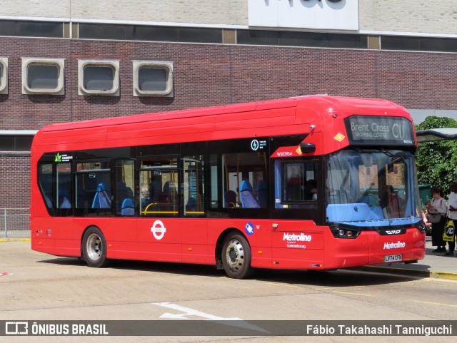 Metroline WSE2954 na cidade de Barnet, Hertfordshire, Inglaterra, por Fábio Takahashi Tanniguchi. Número da foto: #13195905.