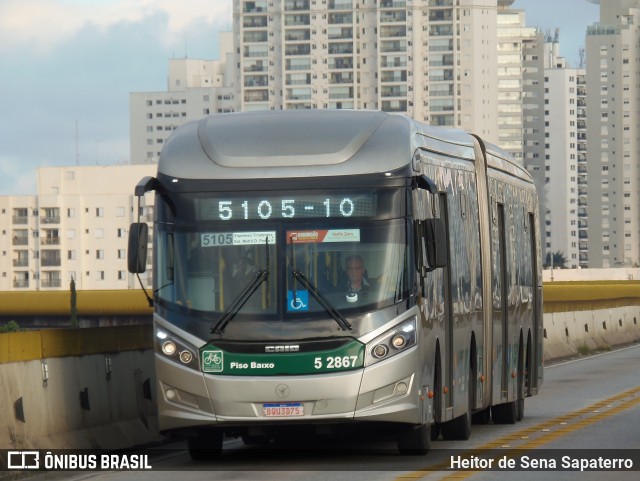 Via Sudeste Transportes S.A. 5 2867 na cidade de São Paulo, São Paulo, Brasil, por Heitor de Sena Sapaterro. Número da foto: #13199392.