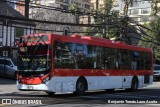 Buses Omega 6161 na cidade de Las Condes, Santiago, Metropolitana de Santiago, Chile, por Benjamín Tomás Lazo Acuña. Número da foto: #13201278.