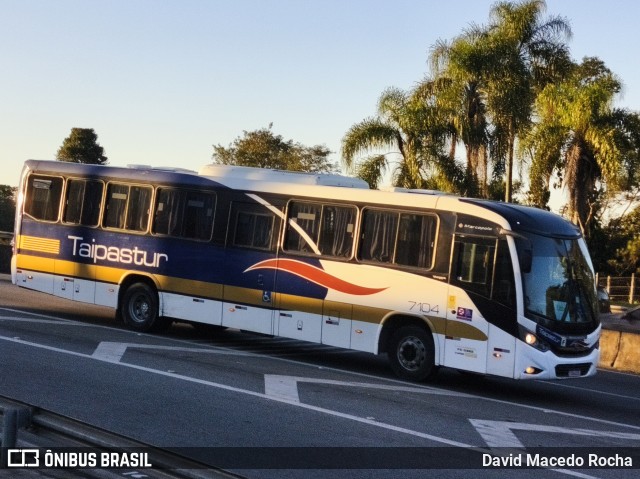 Taipastur Transportes Turísticos 7104 na cidade de Cotia, São Paulo, Brasil, por David Macedo Rocha. Número da foto: #13202235.