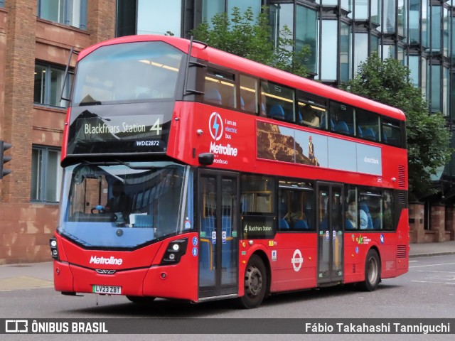 Metroline WDE2872 na cidade de London, Greater London, Inglaterra, por Fábio Takahashi Tanniguchi. Número da foto: #13203871.