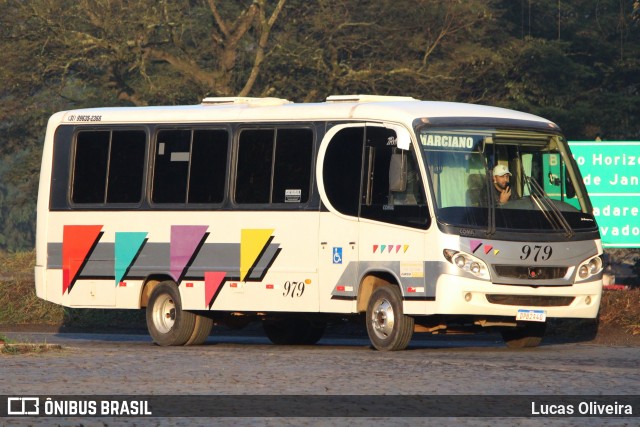 Ônibus Particulares 979 na cidade de Manhuaçu, Minas Gerais, Brasil, por Lucas Oliveira. Número da foto: #13267006.