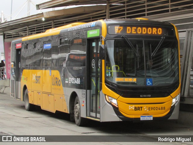 Mobi Rio E902488 na cidade de Rio de Janeiro, Rio de Janeiro, Brasil, por Rodrigo Miguel. Número da foto: #13292203.