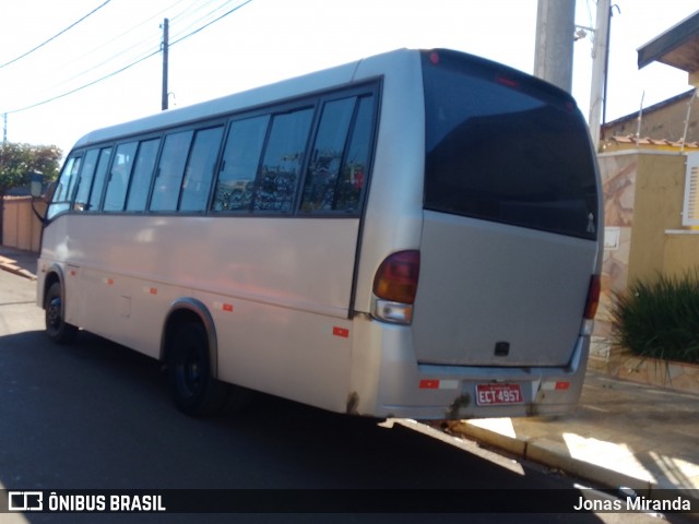 Ônibus Particulares 4957 na cidade de Dumont, São Paulo, Brasil, por Jonas Miranda. Número da foto: #13291383.