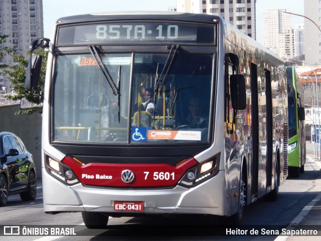 Nova Paineira Transportes Urbanos S.A 7 5601 na cidade de São Paulo, São Paulo, Brasil, por Heitor de Sena Sapaterro. Número da foto: #13292654.