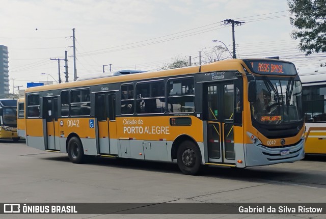 Companhia Carris Porto-Alegrense 0042 na cidade de Porto Alegre, Rio Grande do Sul, Brasil, por Gabriel da Silva Ristow. Número da foto: #13270053.