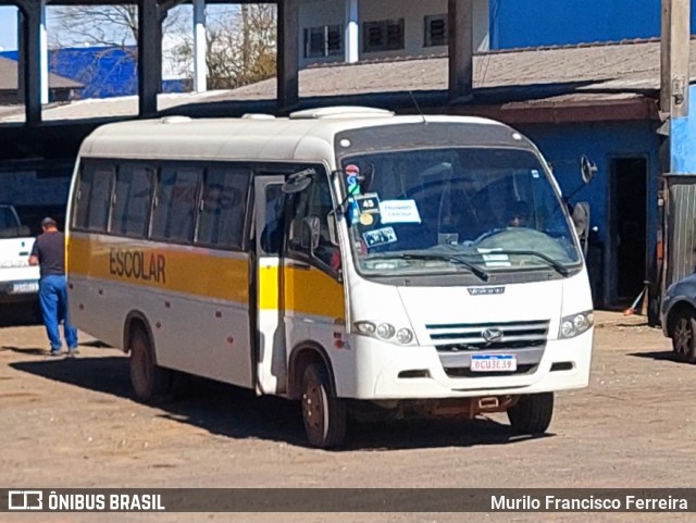 Escolares 3E39 na cidade de Castro, Paraná, Brasil, por Murilo Francisco Ferreira. Número da foto: #13272808.