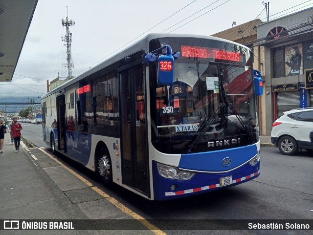 Transportes Otto y Eladio Leiva 08 na cidade de Cartago, Cartago, Costa Rica, por Sebastián Solano. Número da foto: #13278590.
